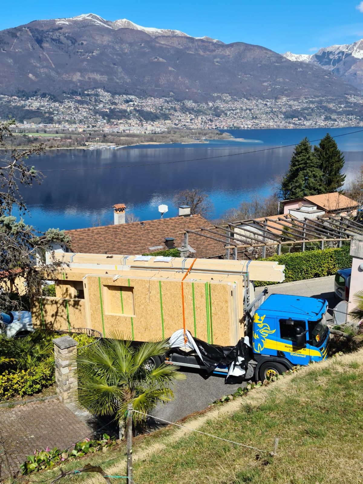 Anlieferung vorgefertigter Holzbauelemente am Lago Maggiore