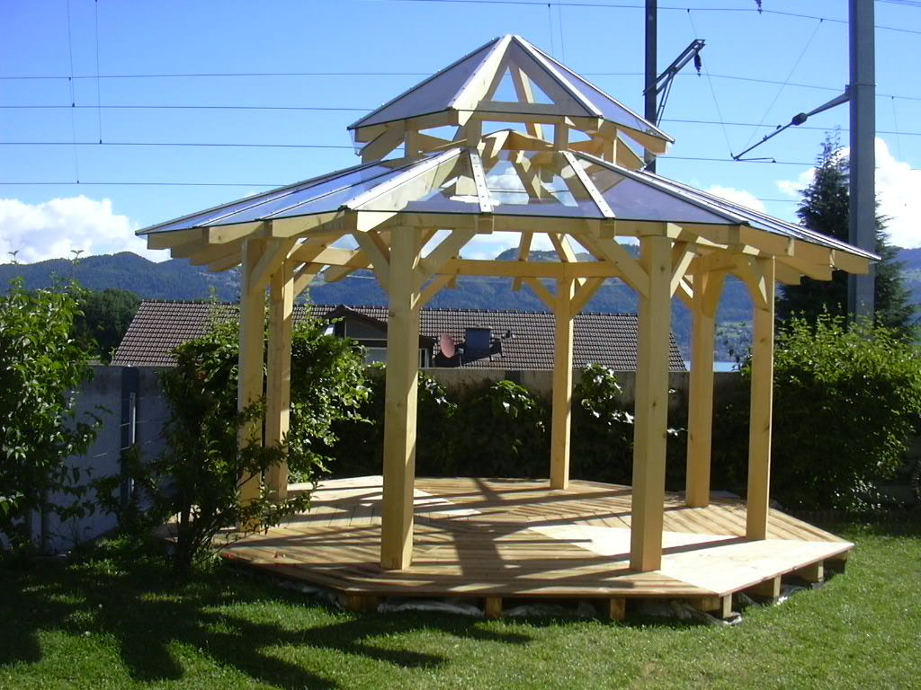 Achteckiger Holzpavillon mit Holzboden im Garten
