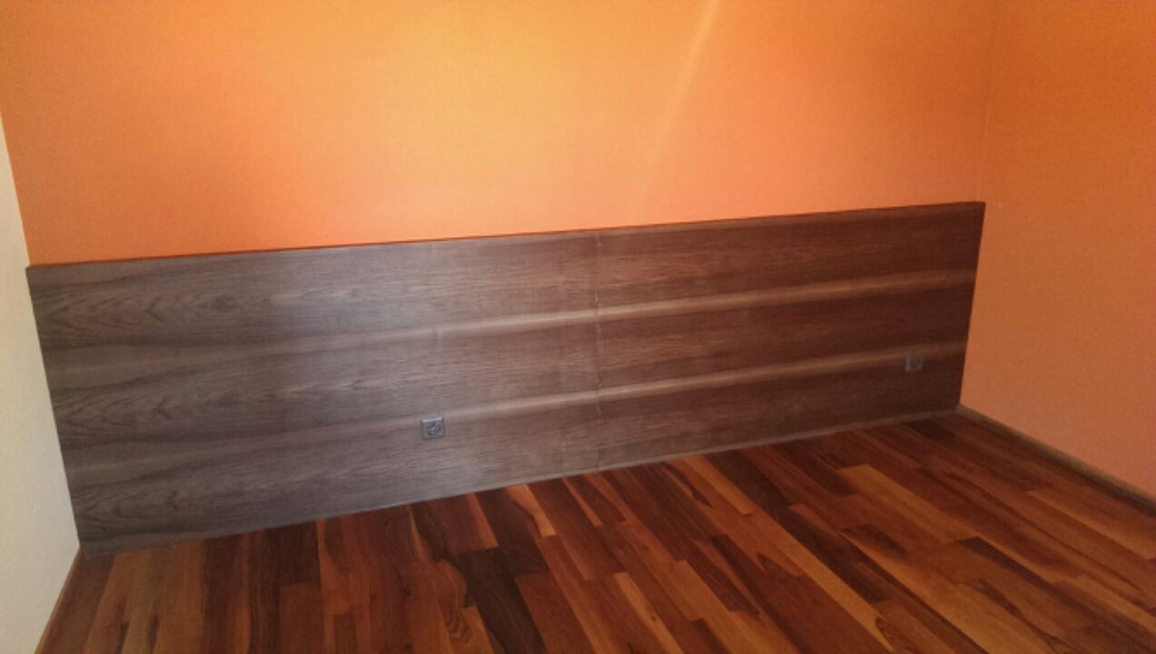Zimmer mit neuem Parkettboden und Holz-Wandverkleidung