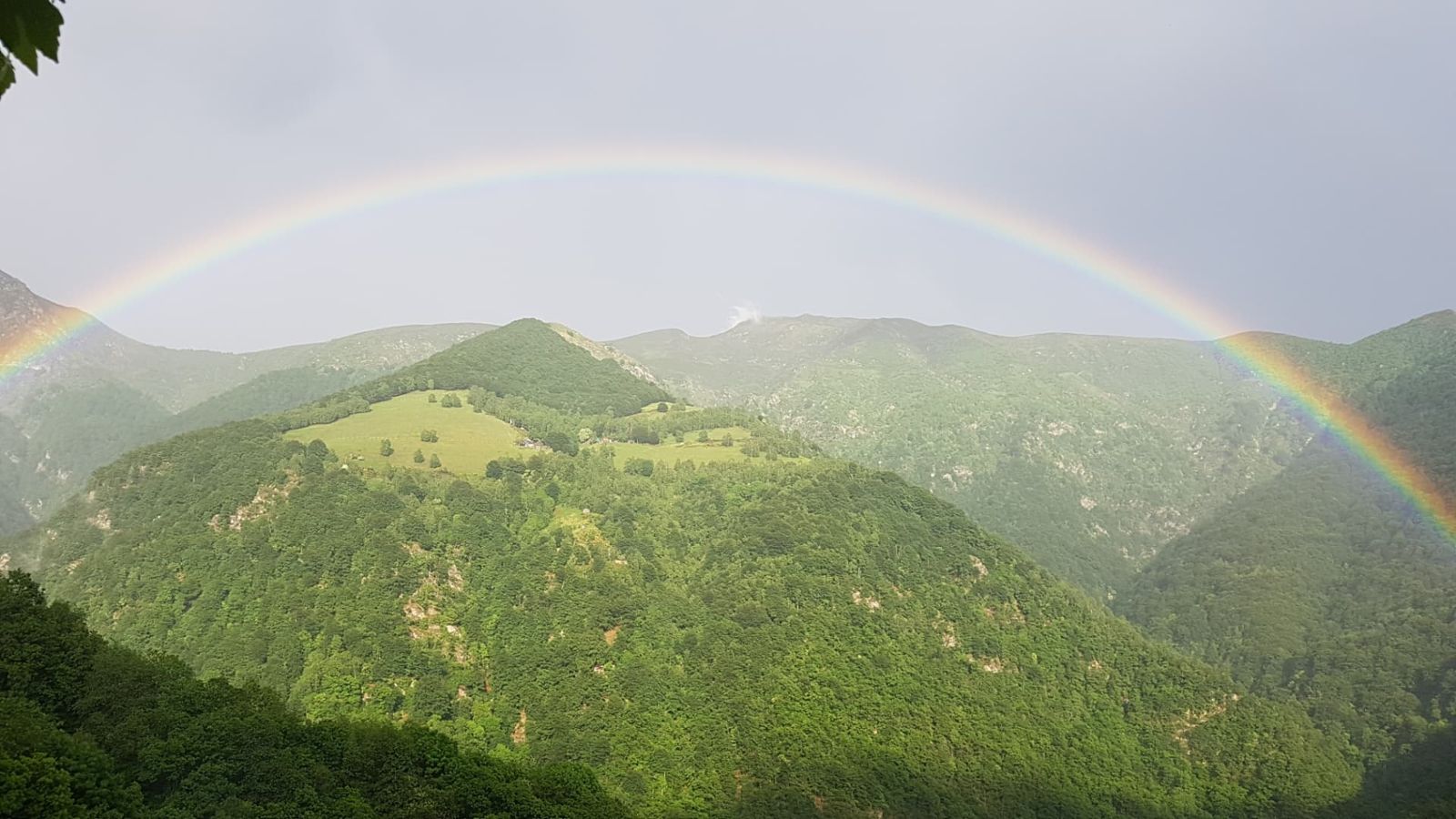 Regenbogen über den Tessiner Bergen